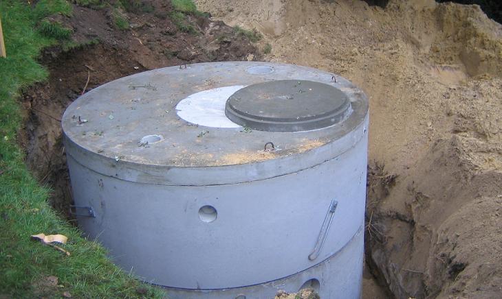 Installation d'une cuve en béton pour le stockage d'eaux de pluie