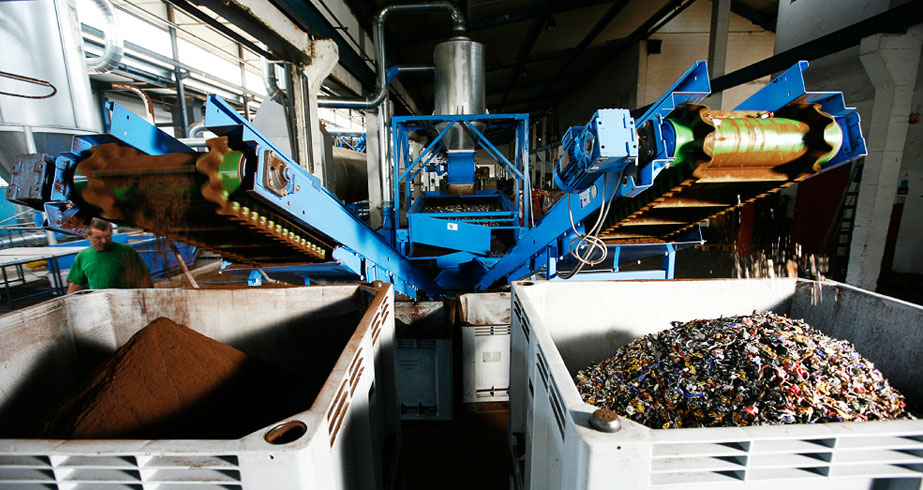 Les capsules sont acheminées par camion en France et arrivent sur une chaine ou le marc de café et l’aluminium sont séparés.