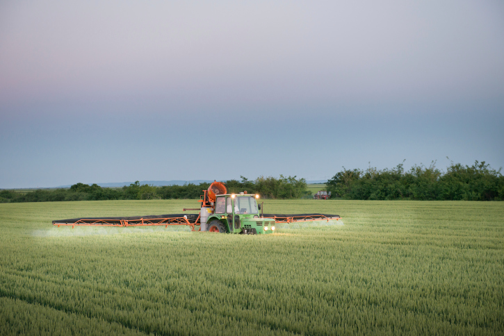 Traitements des terres agricoles (ici du Blé) avec des pesticides