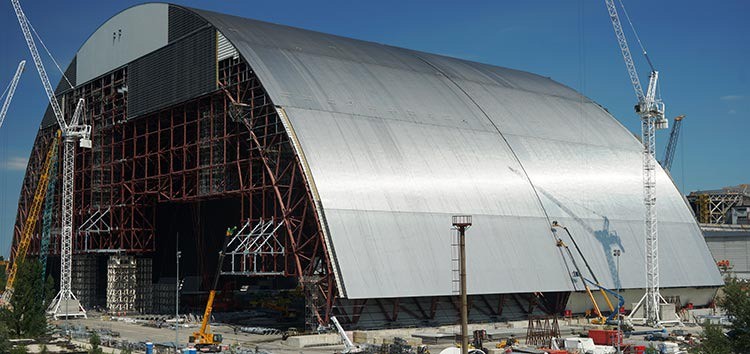 Voici la réalisation d'une enceinte de confinement sur Tchernobyl qui devrait protéger le site des radiations et permettre le démantèlement du réacteur endommagé