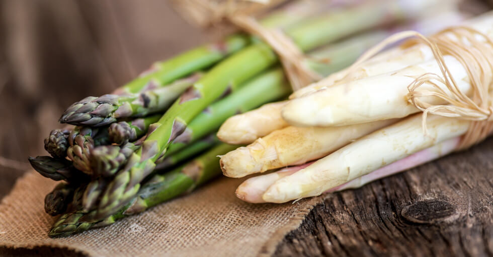 l'asperge verte ou blanche au bout violet