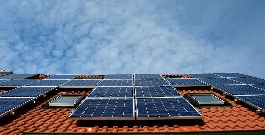 Un homme fabrique son propre panneau solaire à partir de disques usagé